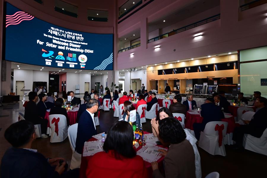 연수구가 지난 4일부터 사흘간 최신 트렌드와 전통문화를 접목한 주민참여형 축제로 개최한 제12회 연수능허대문화축제에 역대 가장 많은 10만 명에 가까운 관람객들이 다녀간 것으로 집계됐다